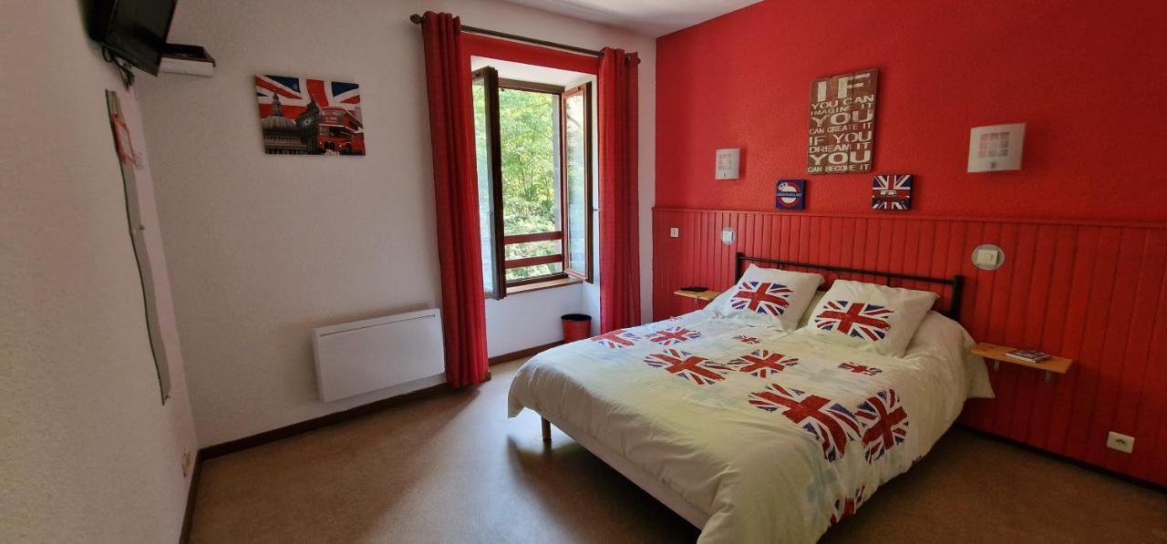 Chambres D'Hotes Les Lits Des Fees Saint-Floret Luaran gambar